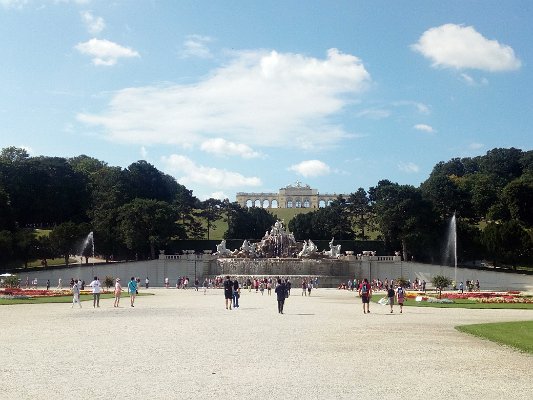 4. Zahrady v Schönbrunnu s kašnou, v pozadí Gloriette